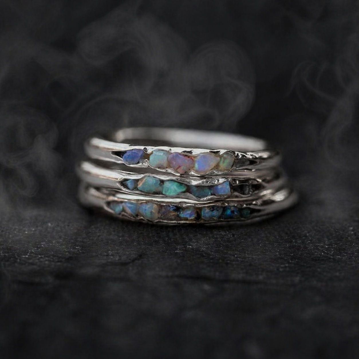 Anillo vintage con piedras azules en capas