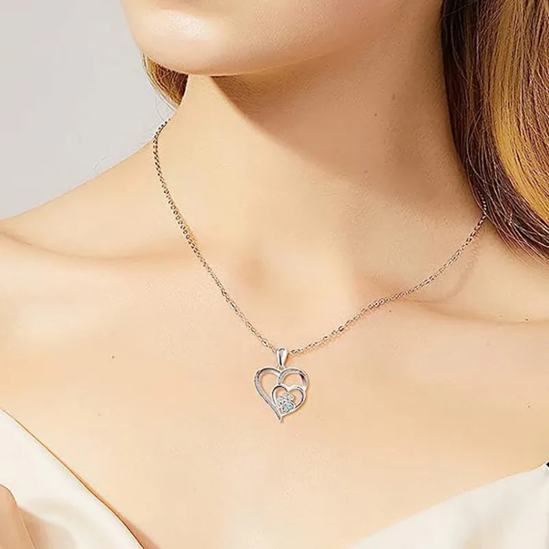 Collar en forma de corazón con circonitas brillantes y una bonita pata