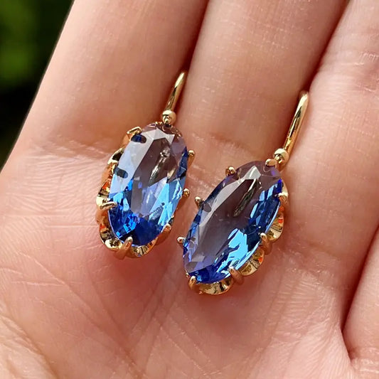 Pendientes brillantes en forma de lágrima con circonitas facetadas azul zafiro
