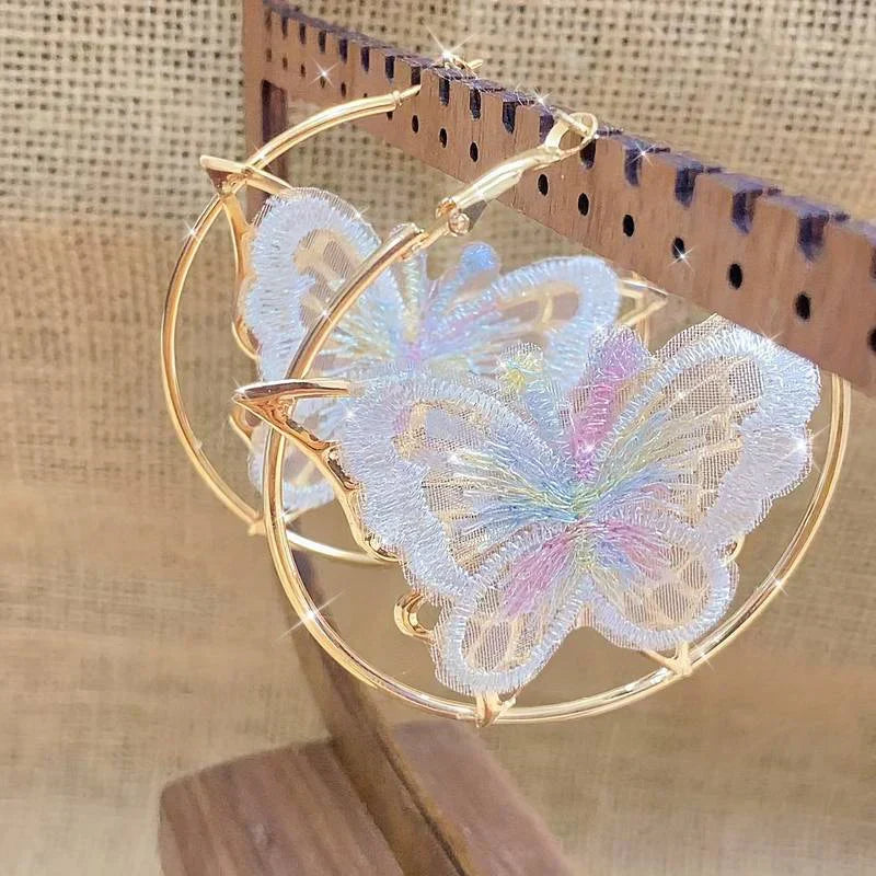 Delicados pendientes de aro de mariposa con detalles de esmalte de colores