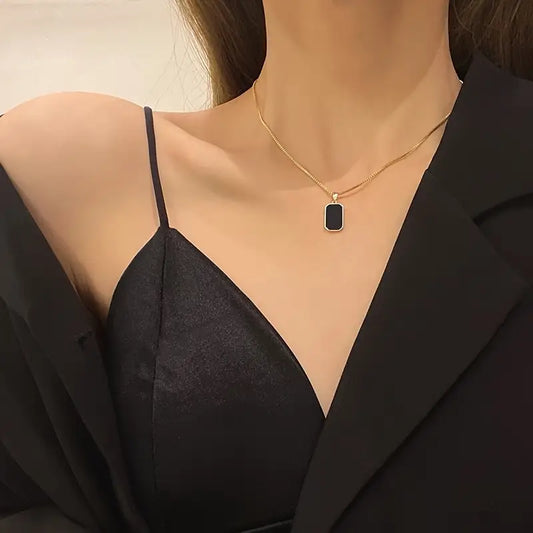 Elegante collar con colgante rectangular negro, cadena de acero de titanio