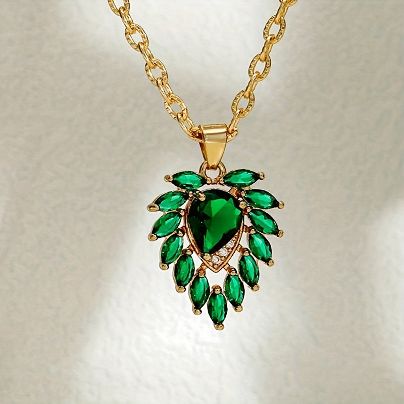 Elegante collar de lágrima verde esmeralda con detalles de circonita cúbica