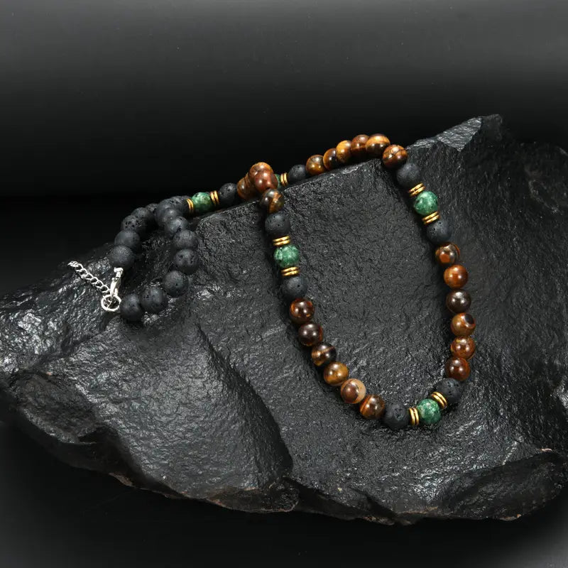 Collar de hombre de ojo de tigre y piedra de lava con cuentas verdes