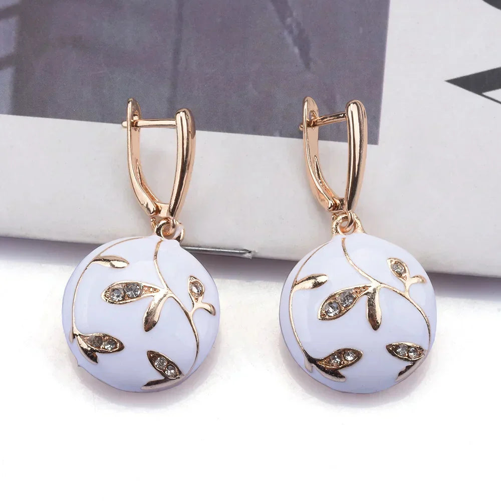 Pendientes elegantes de esmalte blanco con diseño de hojas de strass