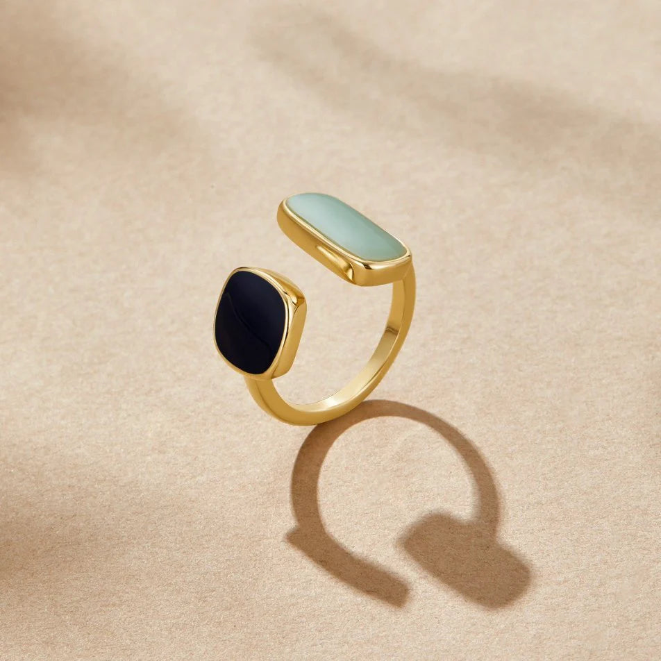 Anillo de Piedra Cuadrada en Baño de Oro