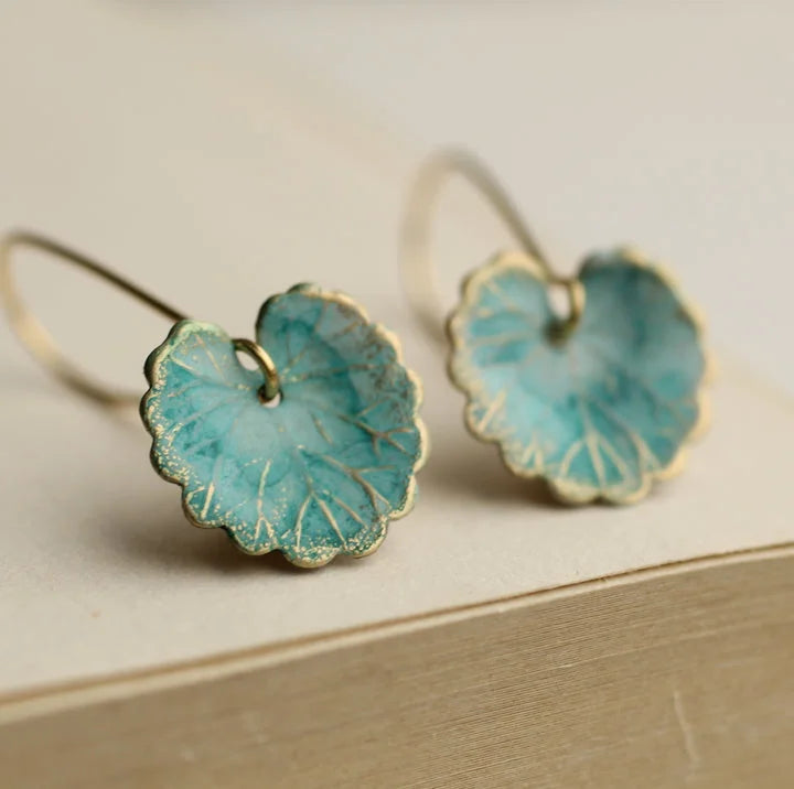 Pendientes vintage de hoja de loto azul con detalles delicados