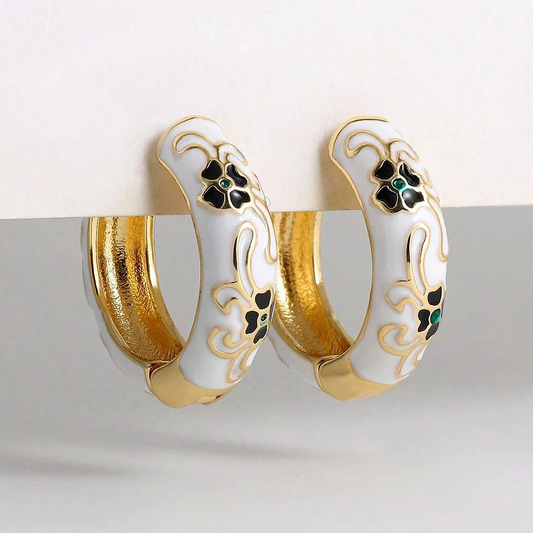 Elegantes pendientes de aro blancos con estampado floral y detalles en verde