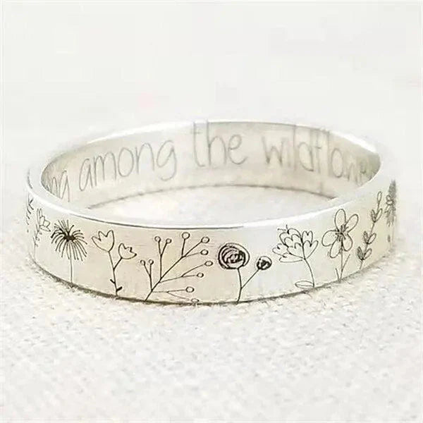 Anillo de acero inoxidable con grabado floral y mensaje inspirador