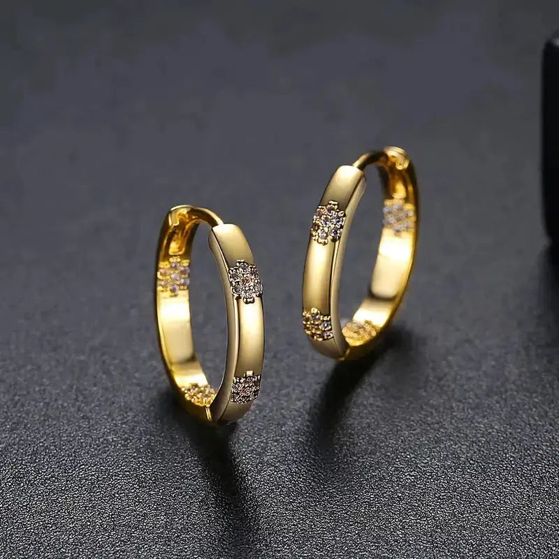 Pendientes de aro bañados en oro con motivos florales de circonitas brillantes