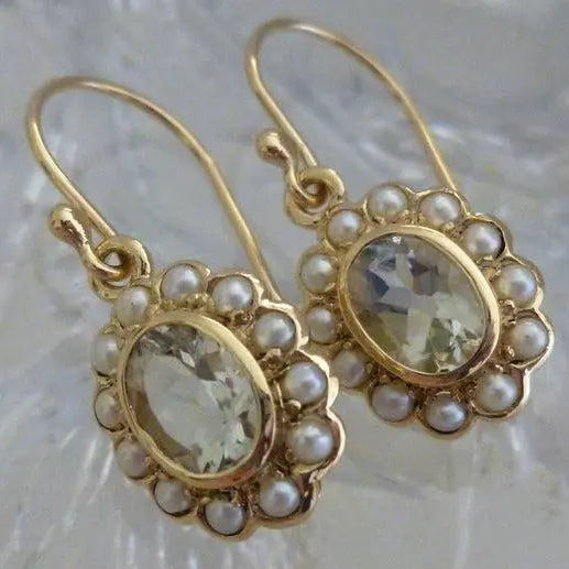 Elegantes pendientes de perlas con cristales facetados y delicado engaste