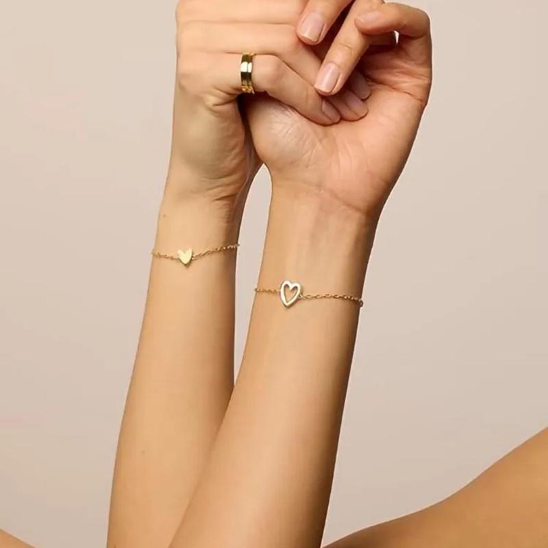 Valentina set de pulseras en color oro puestas en la muñeca