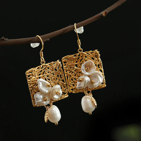 Pendientes de flores de perlas barrocas con diseño cuadrado tejido