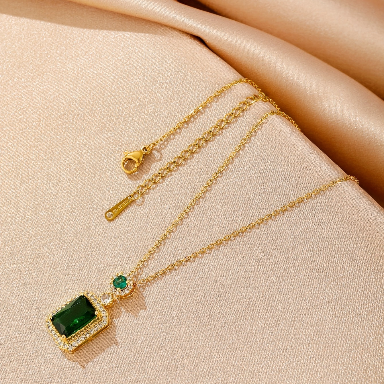 Elegante collar de esmeralda con detalles de circonitas y delicada cadena