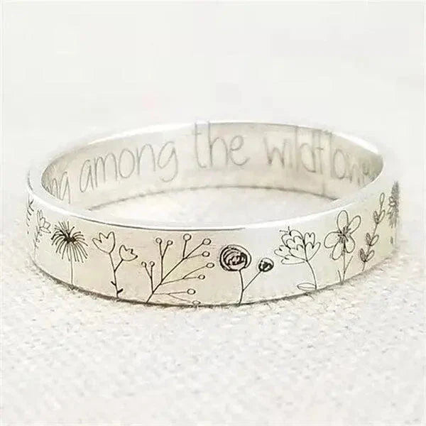 Anillo de acero inoxidable con grabado floral y mensaje inspirador