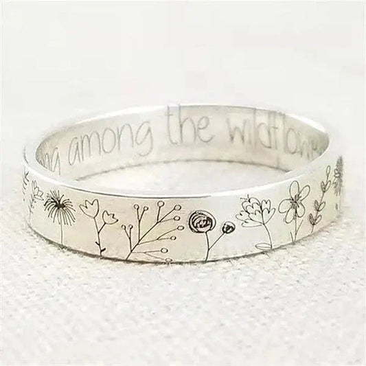 Anillo de acero inoxidable con grabado floral y mensaje inspirador