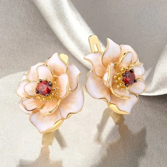 Pendientes de flores de esmalte blanco con detalles de circonitas rojo rubí