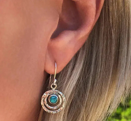 Pendientes boho turquesa con círculos concéntricos y textura martillada