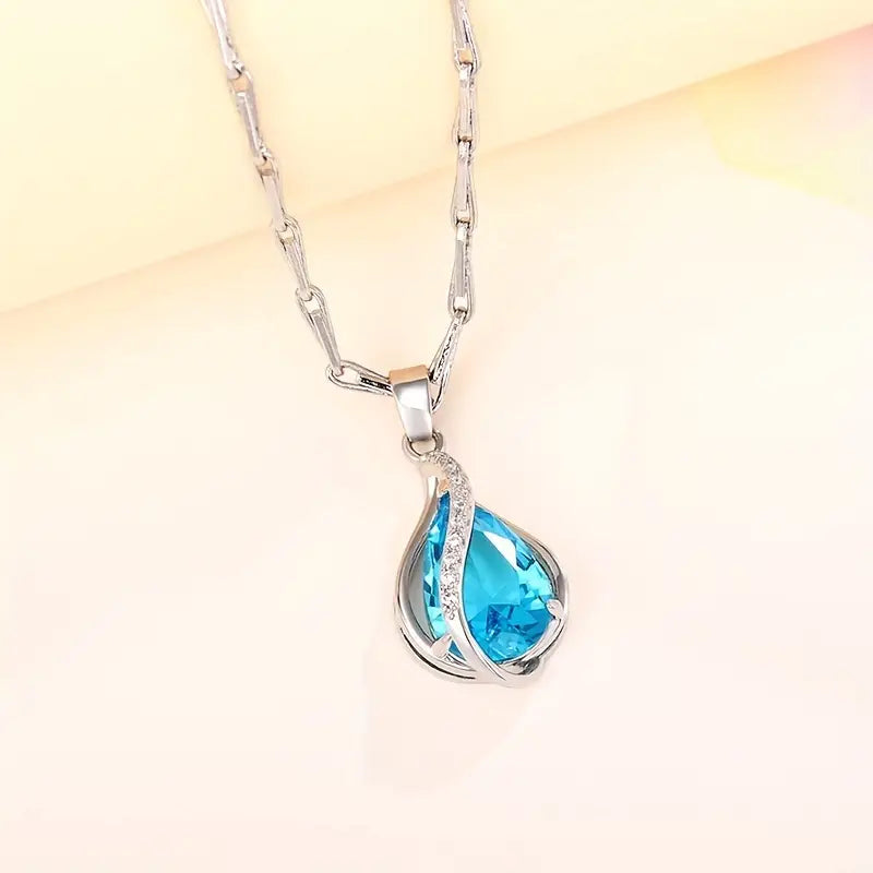 Collar elegante con gotas de aguamarina azul y detalles en circonitas