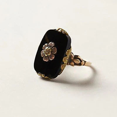 Anillo Vintage con Piedra Negra y Detalles Florales en Oro