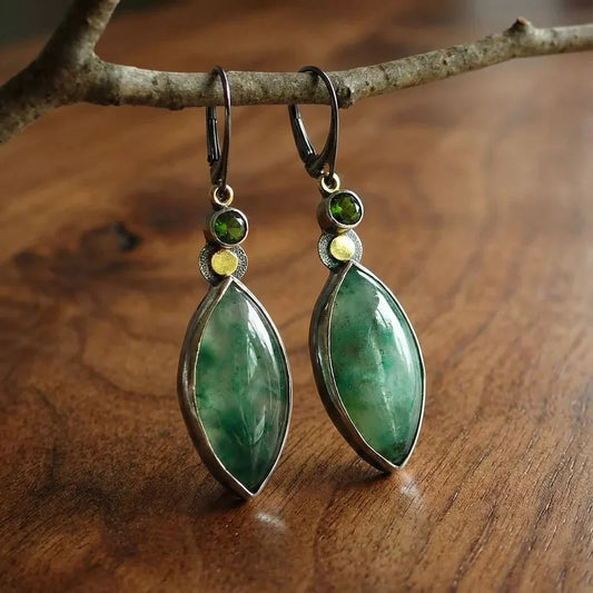 Pendientes vintage de piedra natural verde con elegante acento de marcasita