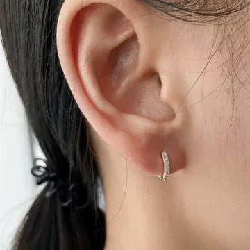 Pendientes de aro plegables brillantes con circonitas de colores: versátiles y elegantes