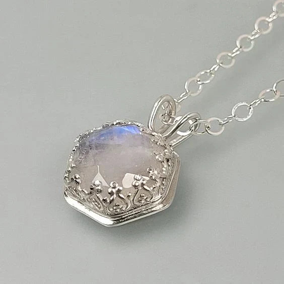 Collar con colgante de piedra lunar vintage de filigrana con engaste único