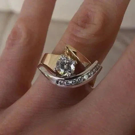 Anillo Vintage Irregular de Oro y Plata con Zirconia Cúbica