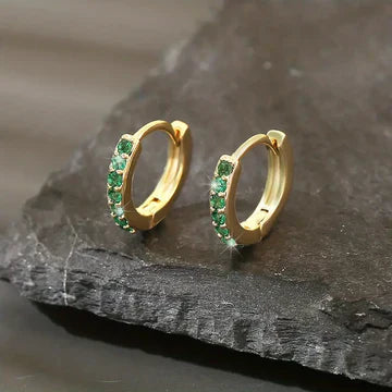 Pendientes de aro plegables brillantes con circonitas de colores: versátiles y elegantes
