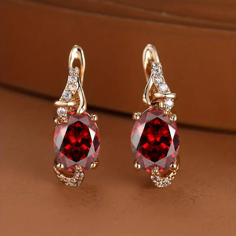 Pendientes de rubíes brillantes con detalles en circonitas cúbicas para ocasiones especiales