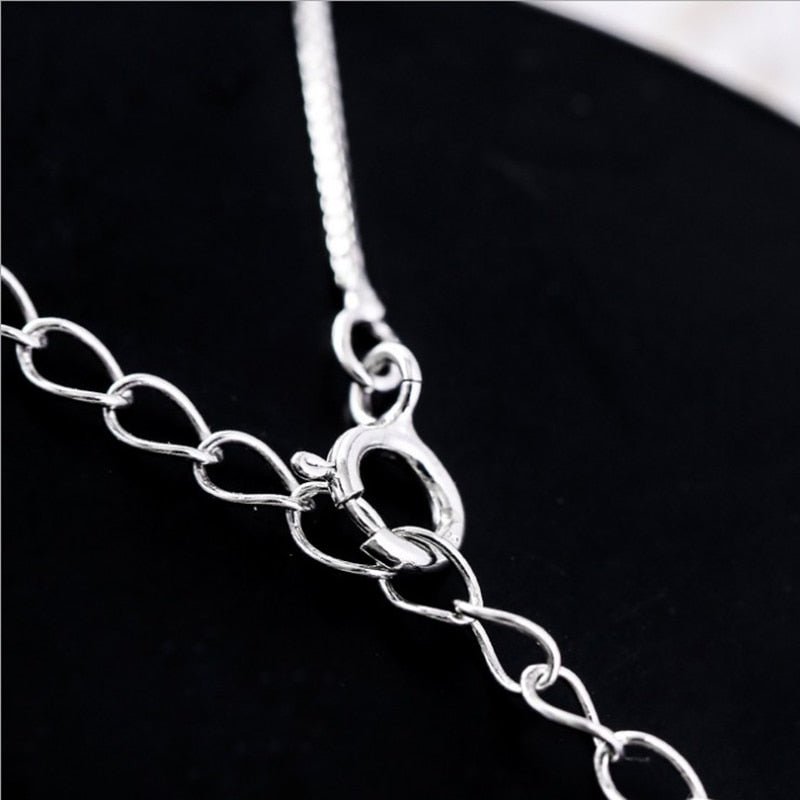 Lindo collar de gato en luna creciente para damas elegantes