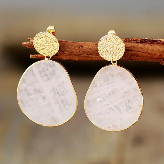 Elegantes pendientes de cuarzo rosa con colgante estructurado