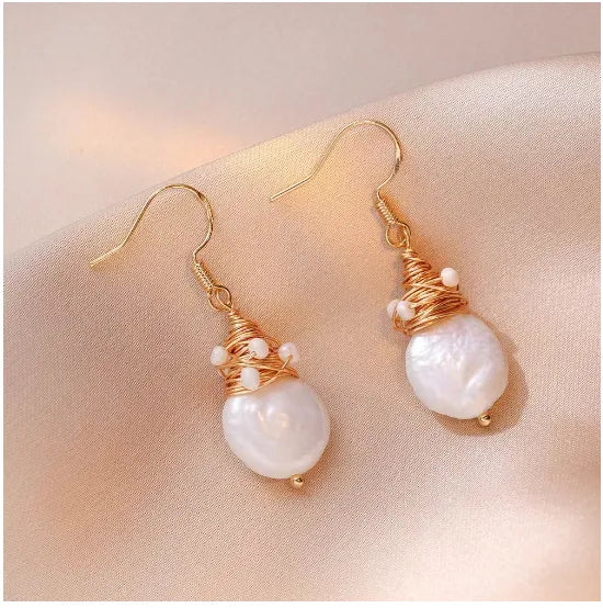 Pendientes elegantes con perlas de agua dulce y detalle de alambre