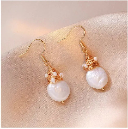Pendientes elegantes con perlas de agua dulce y detalle de alambre