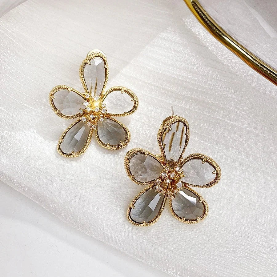 Pendientes elegantes de flores con piedras de cristal y circonitas brillantes