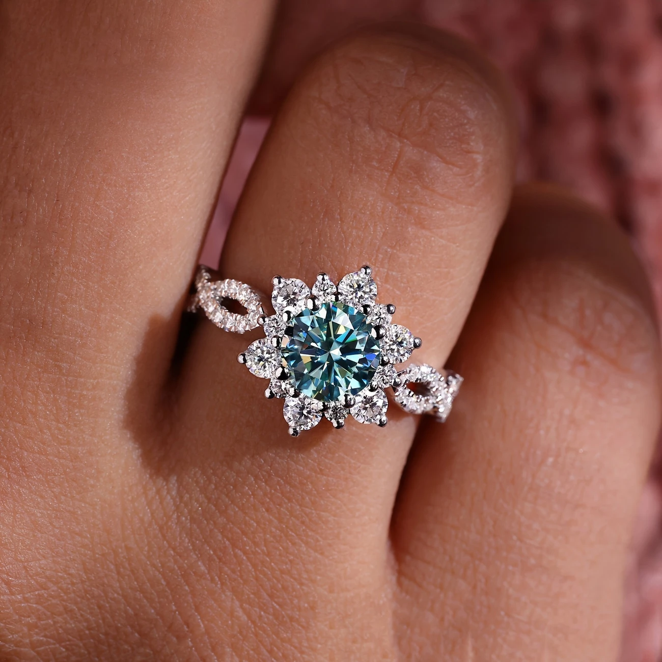 Anillo en forma de flor con cristal turquesa