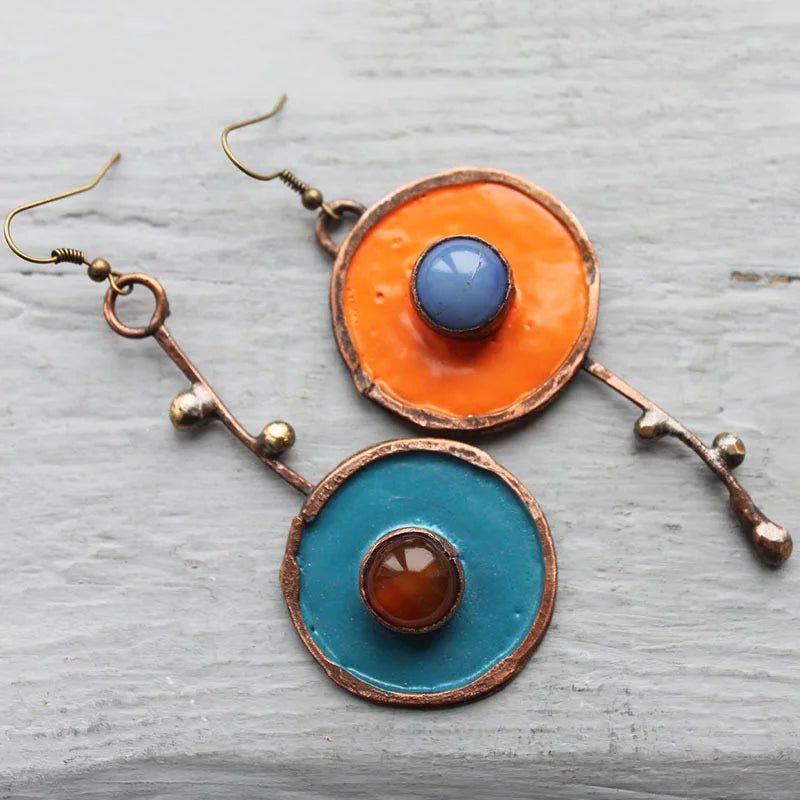 Pendientes asimétricos de cobre con esmalte de colores y piedras naturales