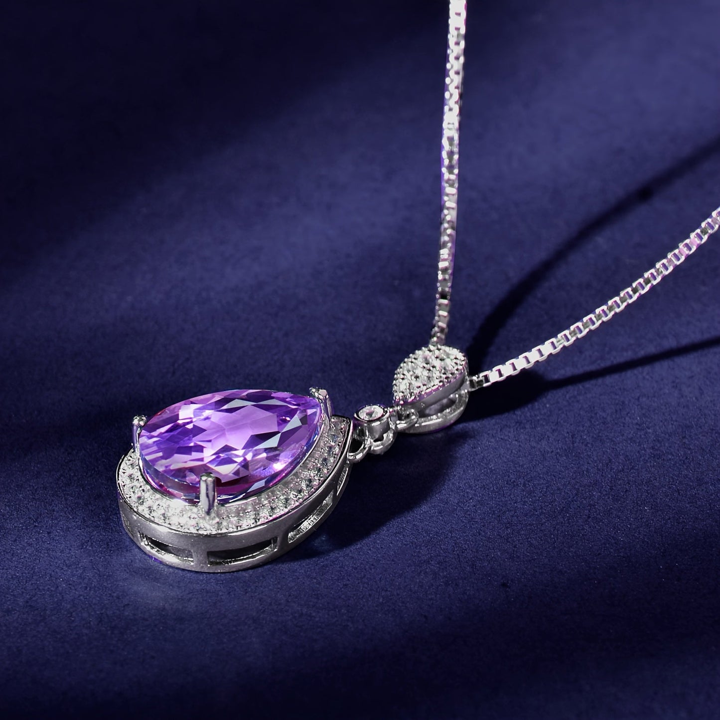 Collar con colgante de lágrima de amatista morada y circonitas