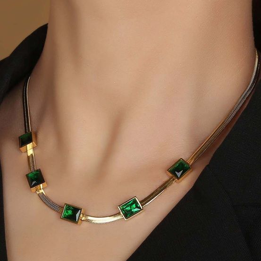 Elegante cadena tipo serpiente con circonitas verdes rectangulares