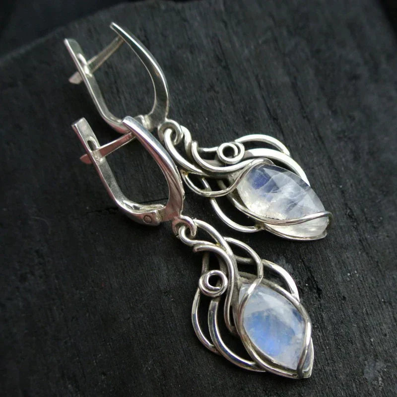 Pendientes elegantes con piedra lunar iridiscente y malla de alambre artística