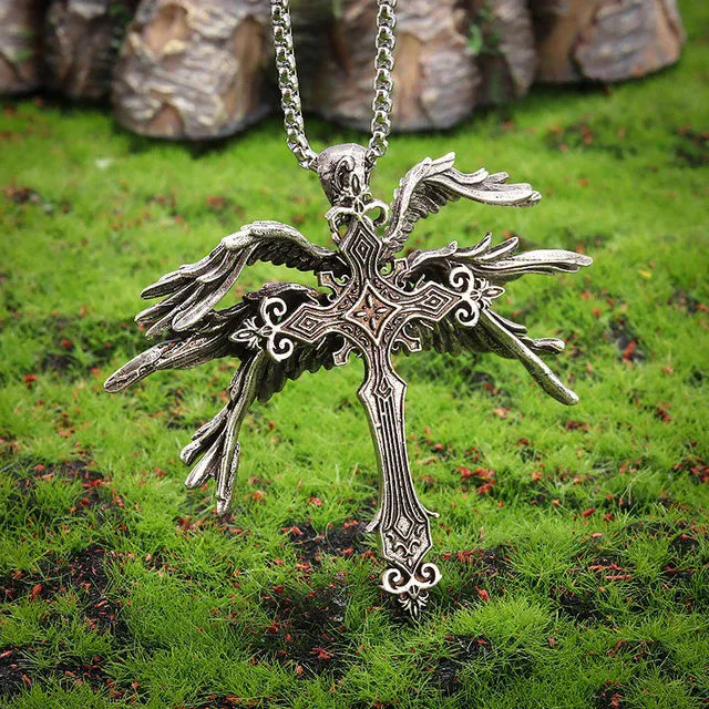 Collar con cruz de alas de ángel con adornos de filigrana y aspecto robusto