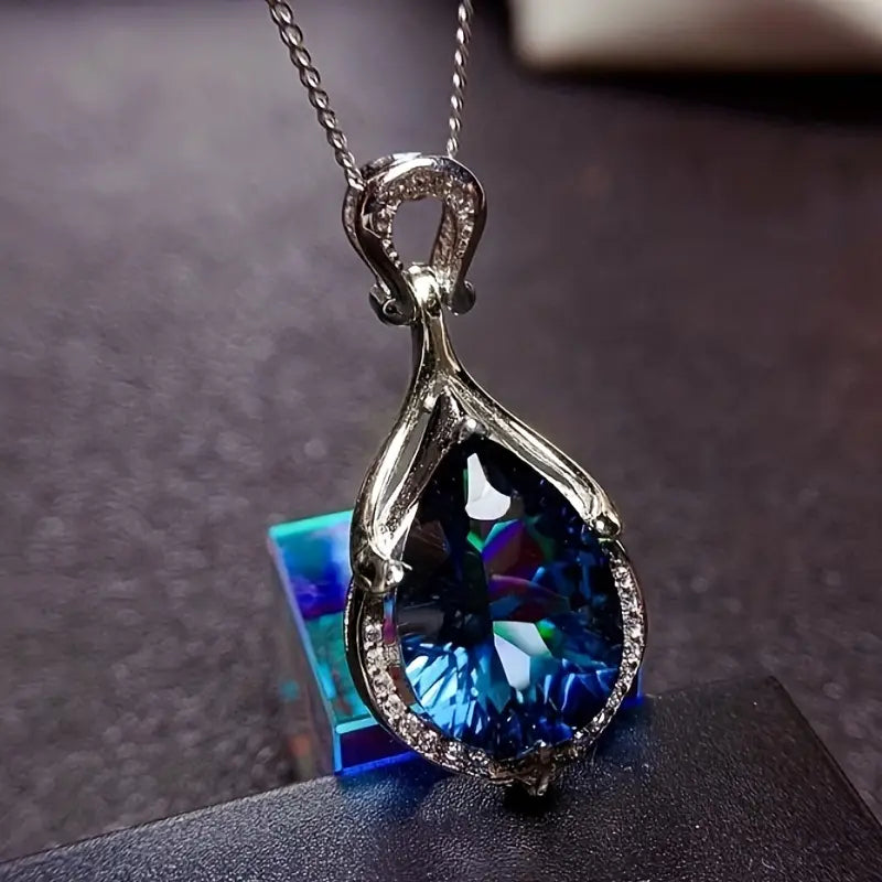 Deslumbrante colgante en forma de lágrima con fascinante topacio místico azul