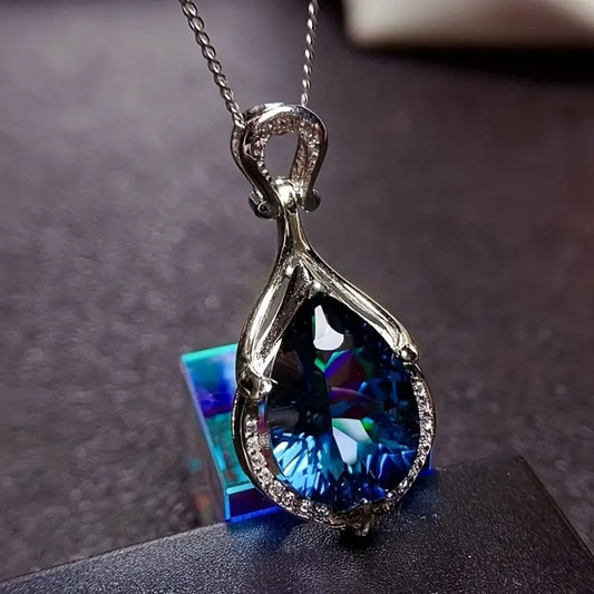 Deslumbrante colgante en forma de lágrima con fascinante topacio místico azul