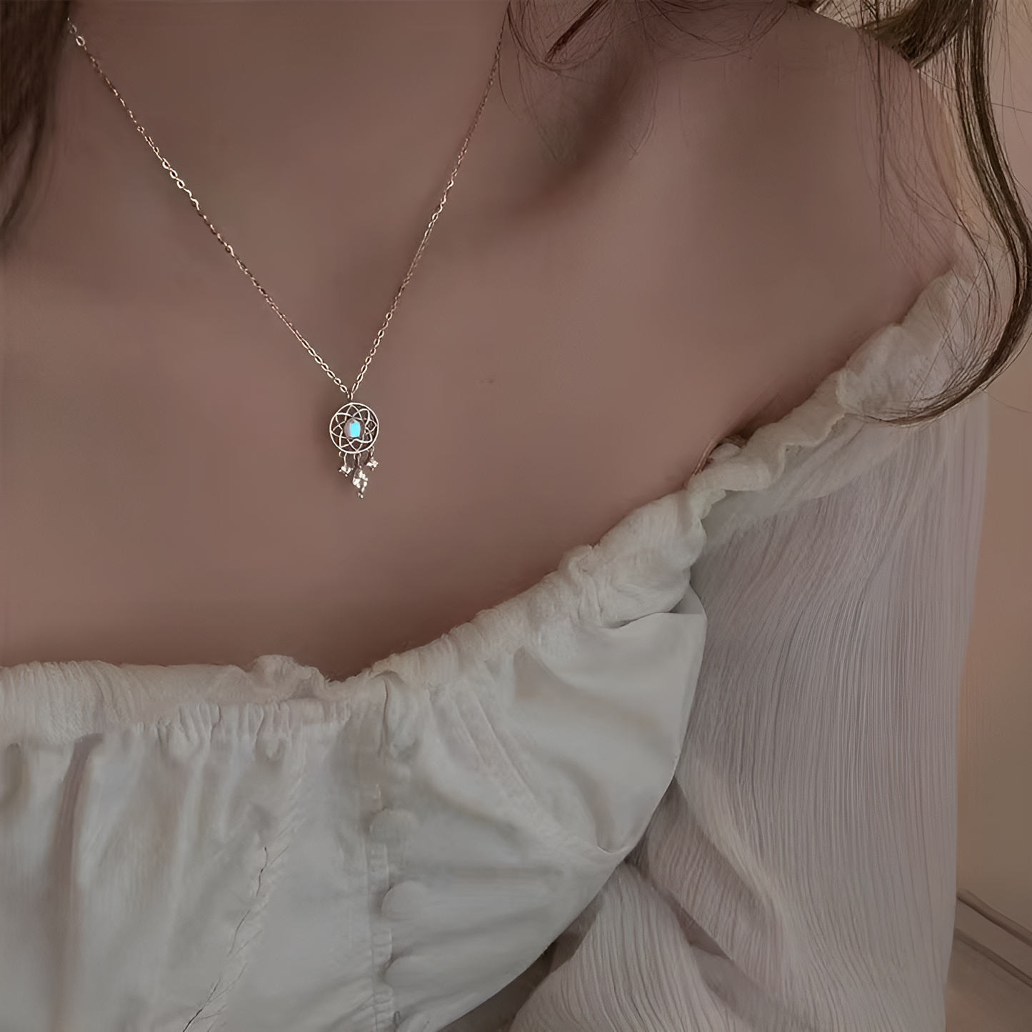 Collar atrapasueños de piedra lunar con colgantes de circonitas