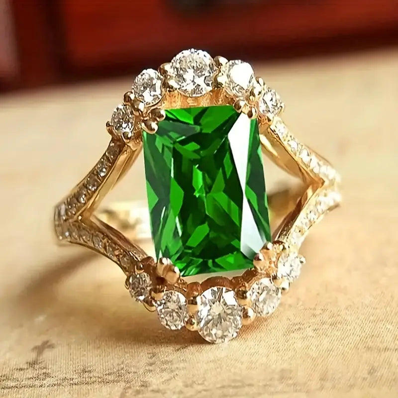 Elegante anillo con piedra esmeralda