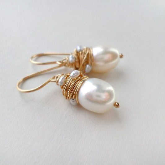 Pendientes de perlas elegantes con delicado envoltorio de alambre para mujer