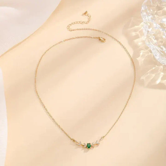 Delicado collar con piedra verde esmeralda y hojas de strass