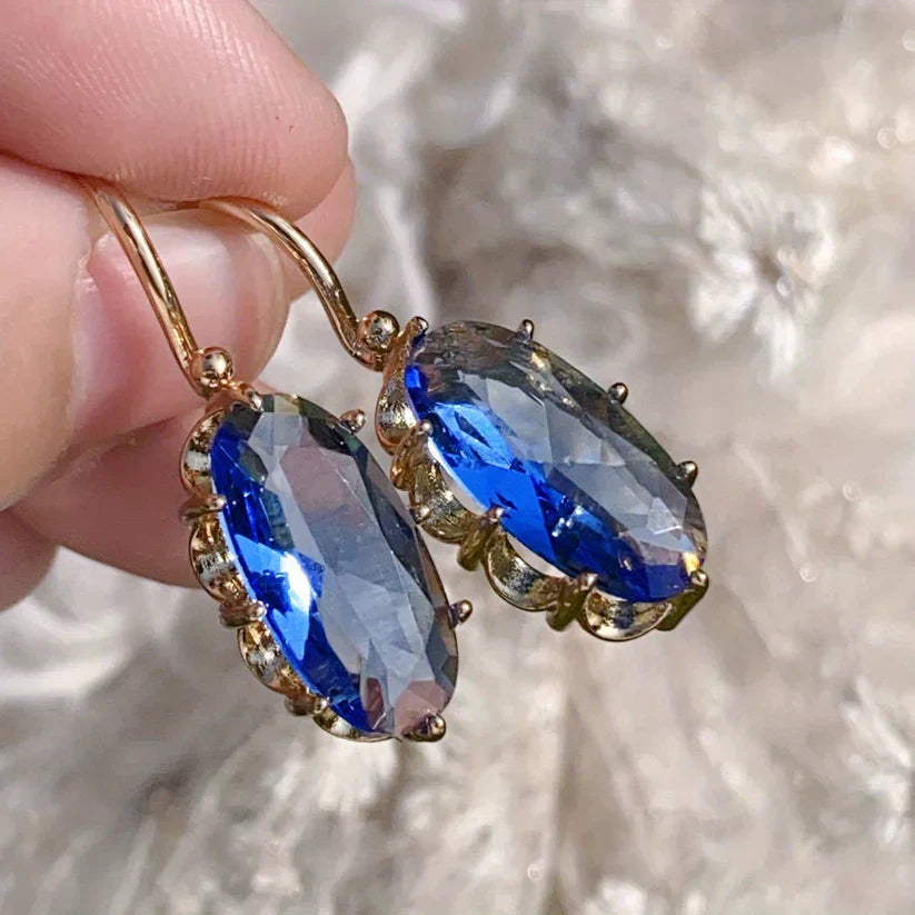 Pendientes brillantes en forma de lágrima con circonitas facetadas azul zafiro