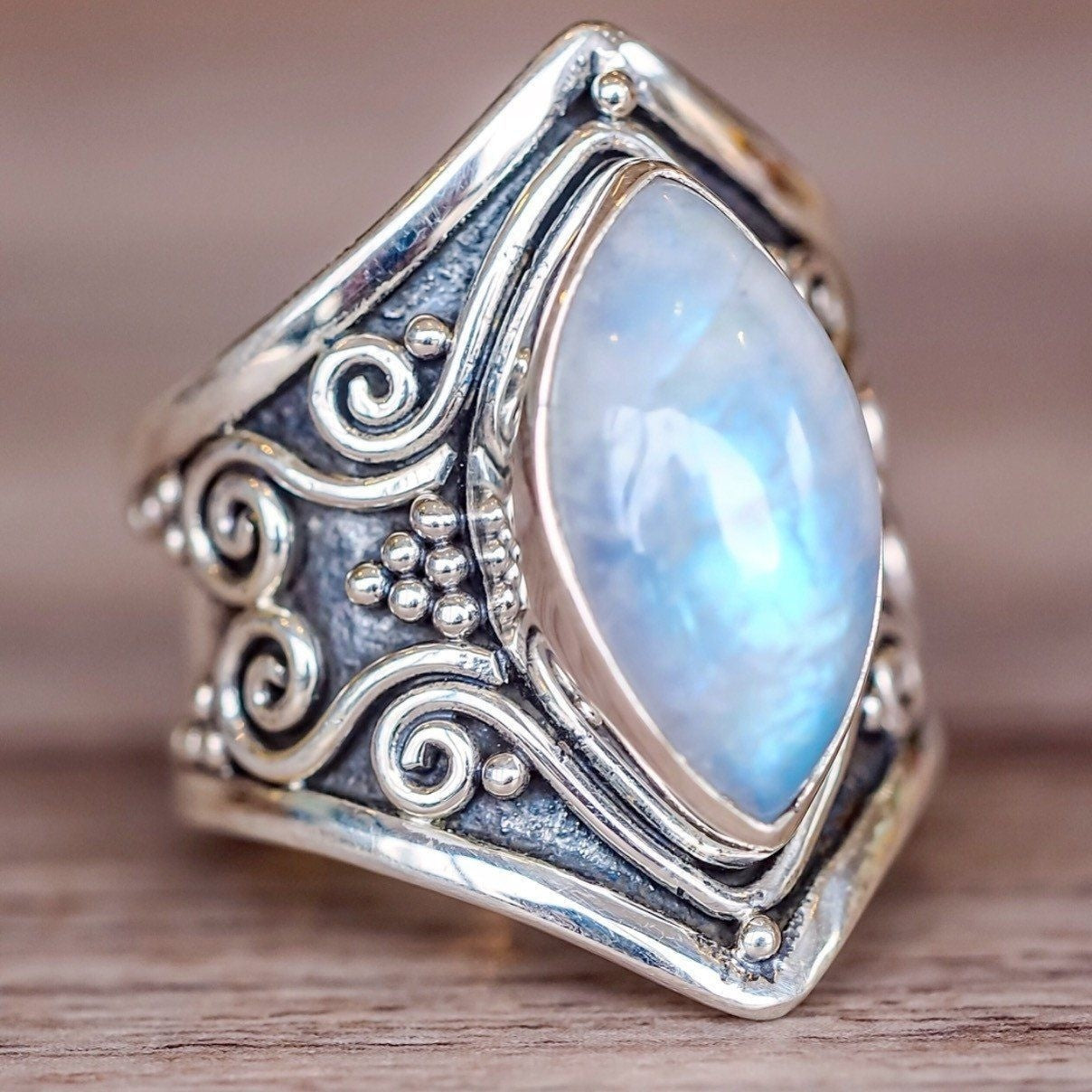 Anillo con piedra de luna