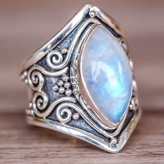 Anillo con piedra de luna
