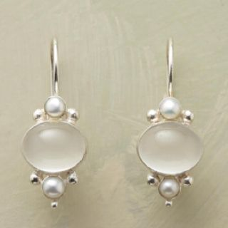 Pendientes vintage con piedra lunar y delicados detalles en perlas